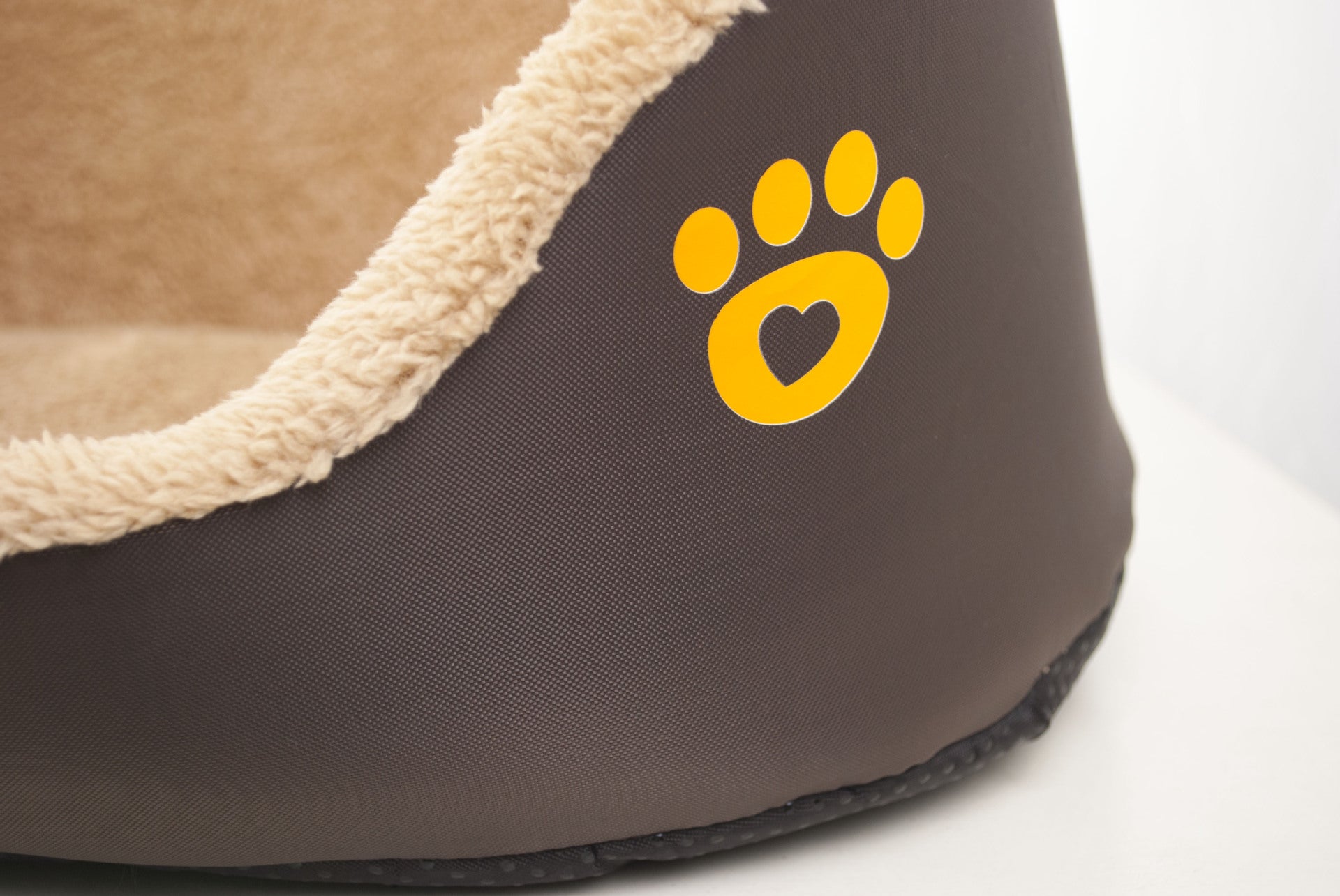 Machine washable round pet bed with cozy interior